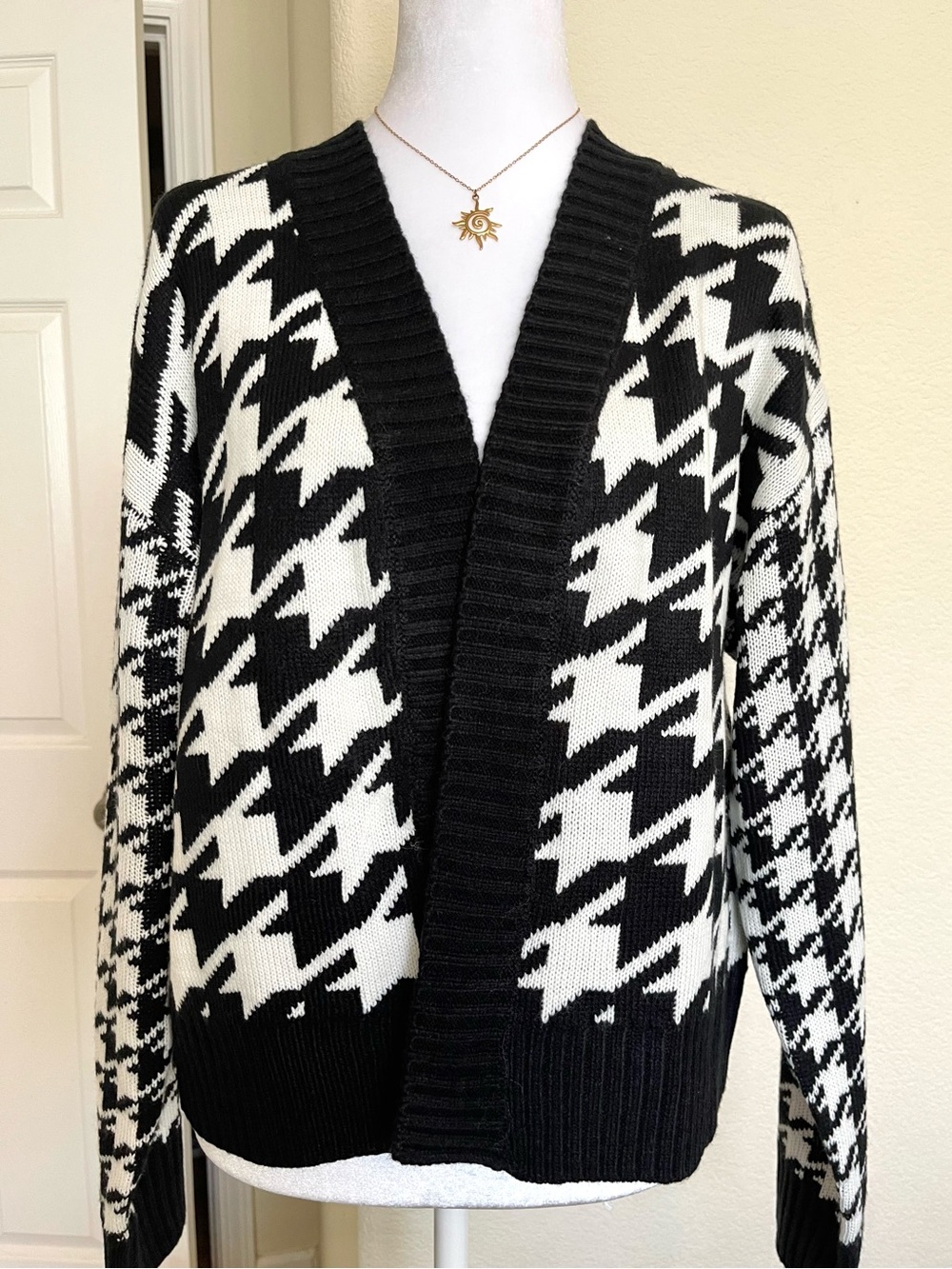 Black & White Houndstooth Cardigan | Old Money Vibes | Size Medium